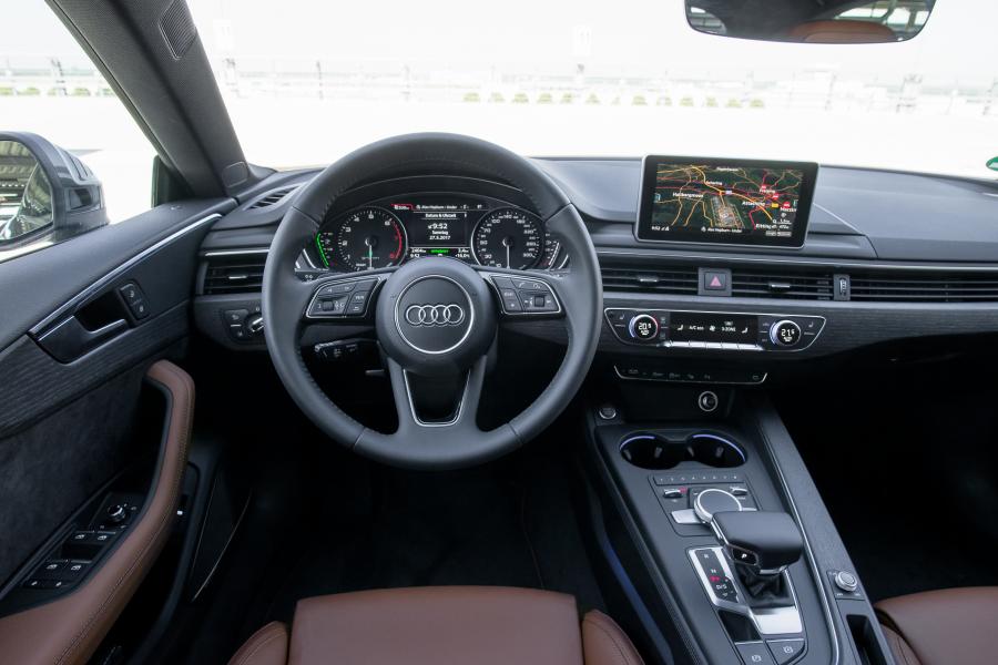 Торпедо Audi A5 Sportback g-tron S-Line 2016 года  (WW) (фото 28 из 39)